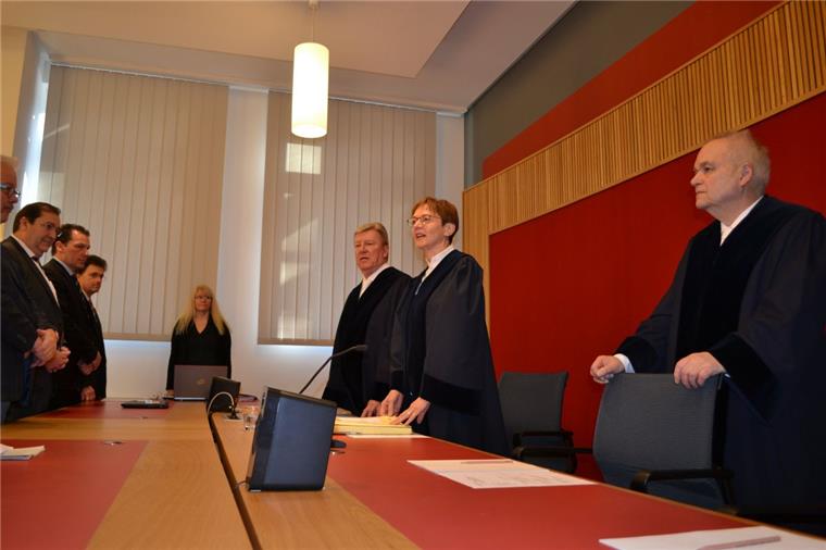 Erneute Schlappe für den Bremer Senat vor dem Staatsgerichtshof Die Richter des Staatsgerichtshof sagten den Vertretern des Senats, wo es lang geht: Die Landesregierung habe den Auskunftsrechten der Abgeordneten umfangreich nachzukommen.