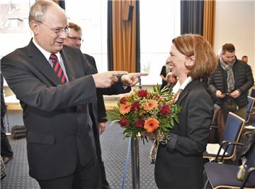 Die Richterin Claudia Schilling (SPD) ist zur neuen Sozialdernentin gewählt worden. SPD-Fraktionschef Sönke Allers gehörte zu den ersten Gratulanten. Foto Scheschonka