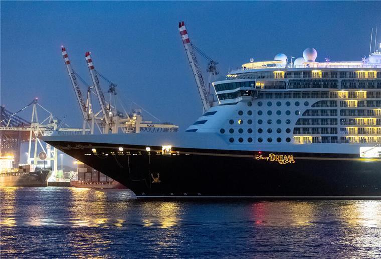 Die besten Tipps für Kreuzfahrt-Neulinge: So gelingt der Urlaub auf hoher See Das Kreuzfahrtschiff "Disney Dream" läuft am Morgen in den Hafen von Hambug ein.