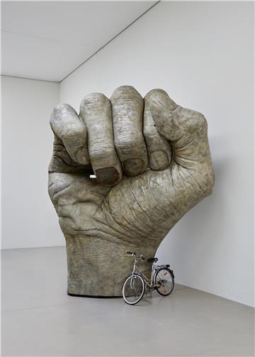 Die Riesen-Faust, an der ein lässig ein Fahrrad lehnt, ist die größte Arbeit, die jemals in der Weserburg ausgestellt wurde.