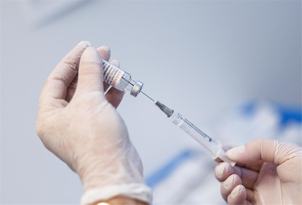 RKI-Bericht: Millionen Menschen müssten Corona-Impfung auffrischen Eine Krankenschwester zieht im Impfzentrum Freising den Impfstoff Nuvaxovid vom Hersteller Novavax auf eine Spritze auf.