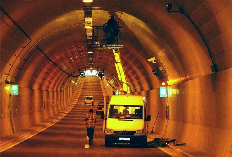 B 212 dicht, Tunnel dicht: Da kommt was auf die Wesermarsch zu Die Röhren des Wesertunnels werden in der letzten April-Woche gewartet.