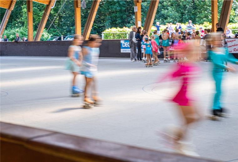 Rollkunstläufer bestreiten Trainingswettkampf Die Rollkunstläufer des ERC Bremerhaven Trainingswettkampf beim ERC Bremerhaven in der Rollsportanlage im Bürgerpark.