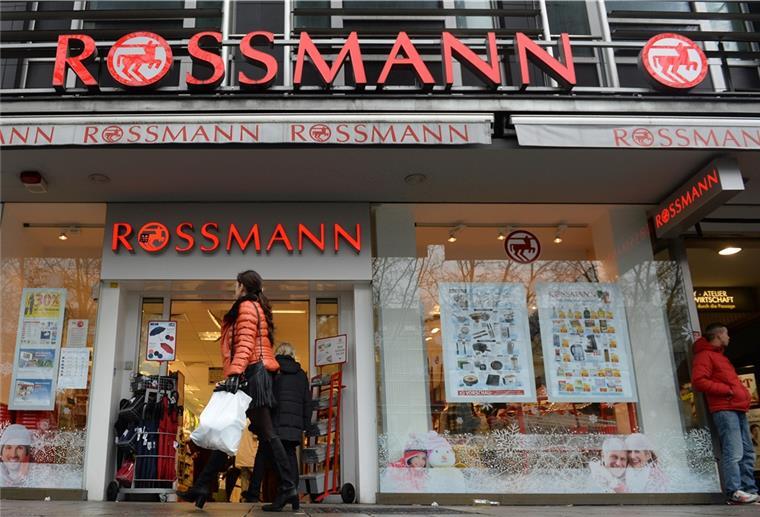 Rossmann-Gründer hört auf - so geht‘s weiter Eine Frau geht an einer Rossmann-Filiale vorbei.