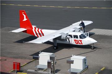 Die rot-weißen Insel-Hopper heben am Sonntag zum letzten Mal vom  Regionalflugplatz Luneort ab. Foto bel