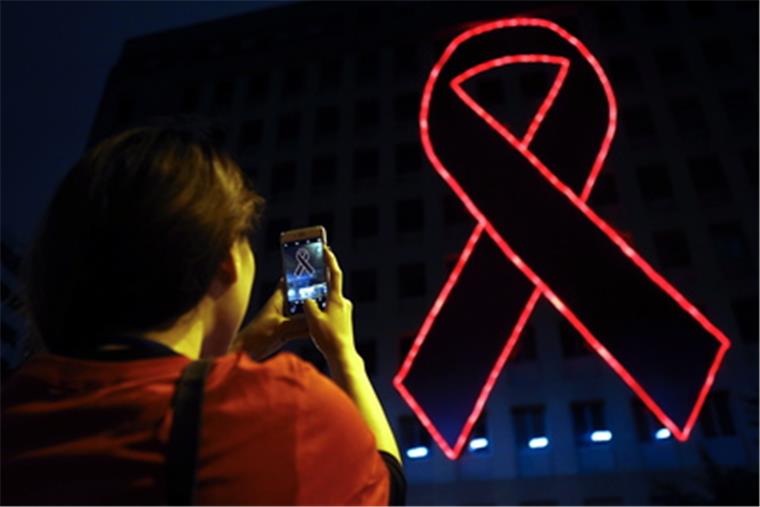 Aids ist die zweithäufigste Todesursache unter Teenagern Die rote Schleife ist weltweit zum Symbol im Kampf gegen Aids geworden. Foto dpa
