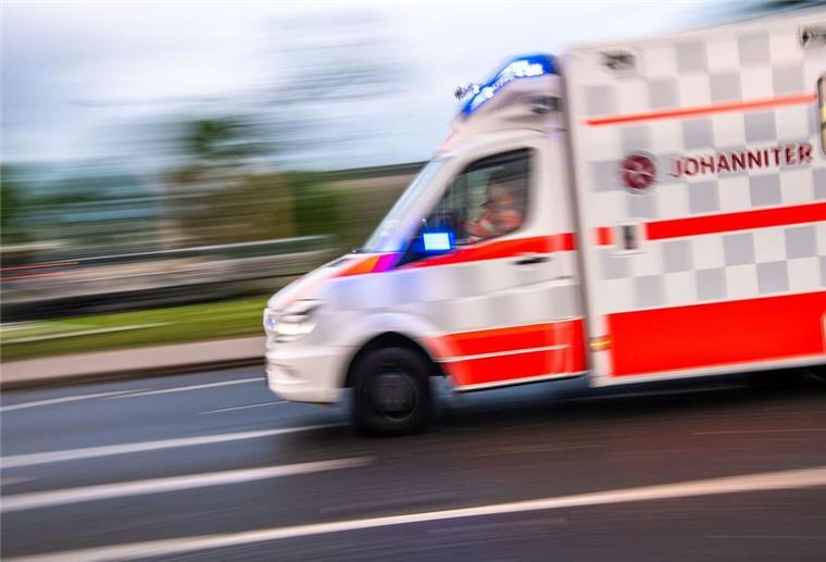 Ein Rettungswagen fährt bei einem Einsatz.