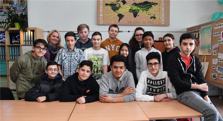 Happyend? Abgeschobener Roma-Junge zurück in Bremerhaven Die Rückkehr des verlorenen Mitschülers Zijush (vorn Mitte): Die 7c der Schule am Ernst-Reuter-Platz mit Lehrerin Christine Carstens (hinten links). Foto Scheschonka
