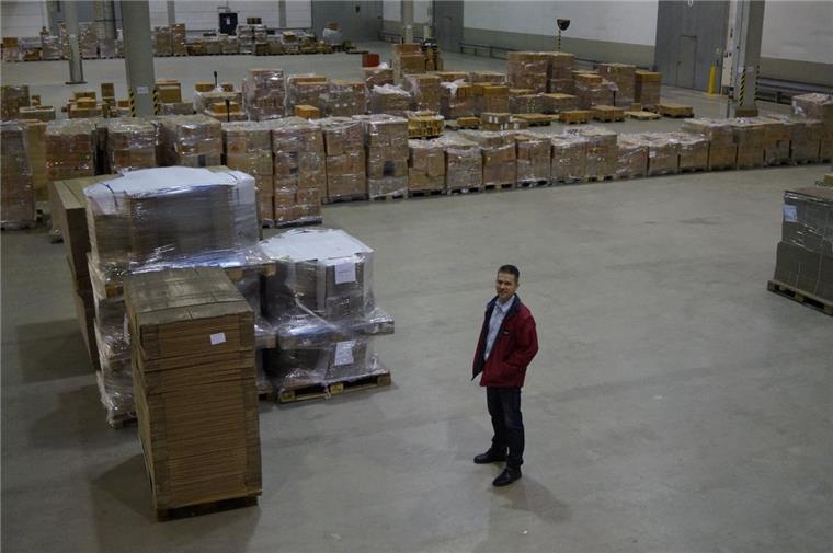 Silvester-Stress geht für Comet in Bremerhaven weiter Die Ruhe vor dem Sturm: Noch stehen in der Comet-Lagerhalle nur ein paar Paletten. Das wird sich ändern, wenn die ersten Retouren in Bremerhaven eintreffen, weiß Marketingmanager Jens Thomas.