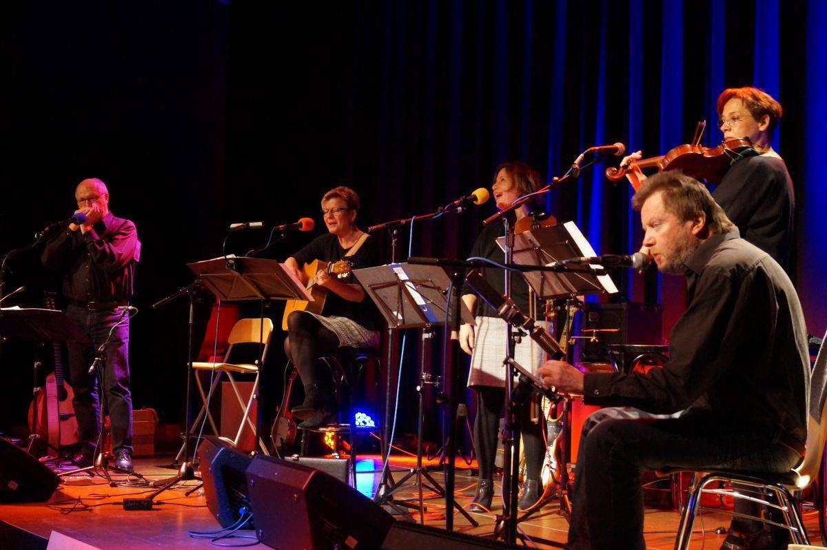 Die Ruhwarder Saitenhiebe (von links) Uwe Kessens, Hannelore Müchler, Dominique Wempe, Kathrin Torkel und Bernd „Bulti“ Bultmann boten in der Jahnhalle Spaß und Klamauk, kehrten jedoch auch zu ihren musikalischen Wurzeln zurück.