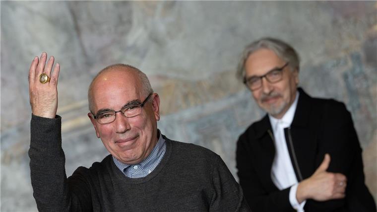 Die russischen Künstler und Preisträger Yuri Albert (l) und Vadim Zakharov freuen sich bei der Verleihung des Kaiserrings.