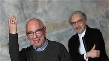 Die russischen Künstler und Preisträger Yuri Albert (l) und Vadim Zakharov freuen sich bei der Verleihung des Kaiserrings.