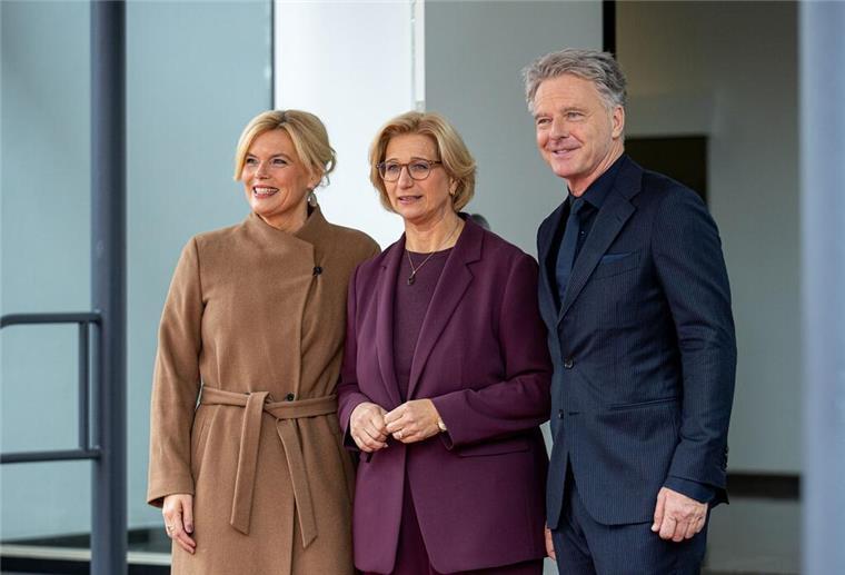 Promi-Paar Pilawa und Klöckner gemeinsam beim Einheitsfest Die saarländische Ministerpräsidentin und Bundesratspräsidentin Anke Rehlinger (SPD) (M.) begrüßt zum Tag der Deutschen Einheit in ihrem Land ein besonderes Paar: Bundestagspräsidentin Julia Klöckner (CDU) mit ihrem Lebensgefährten Jörg Pilawa.