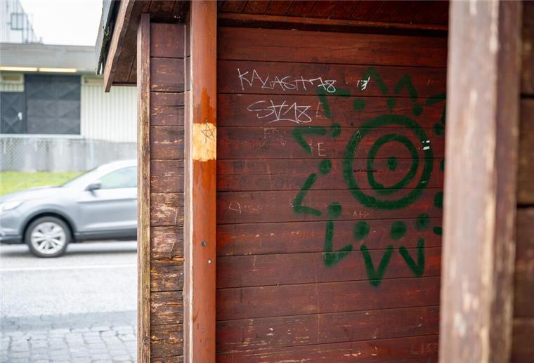 Buswartehäuschen beschmiert und beschädigt Die Sachbeschädigung wurde der Polizei am Dienstag gemeldet.