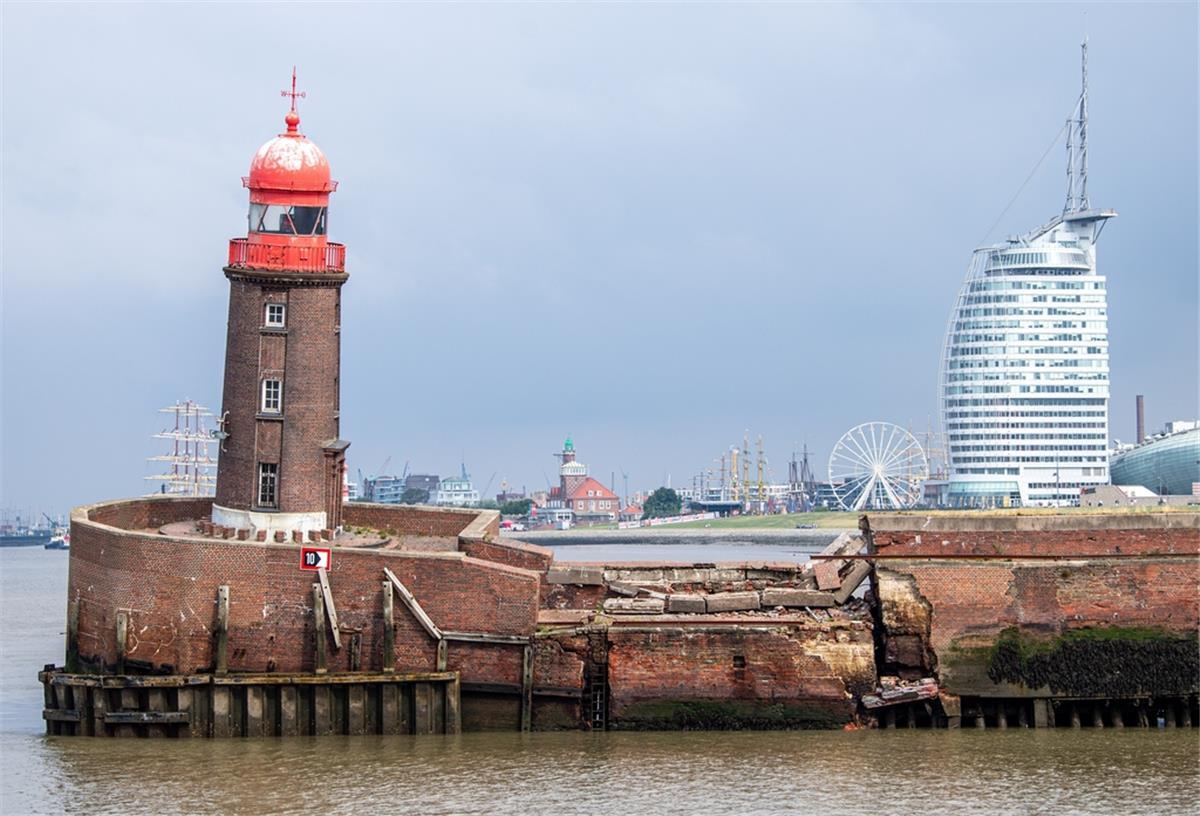 Moleturm soll am Sonnabend begutachtet werden Der schiefe Moletrum vor der Skyline Bremerhavens.