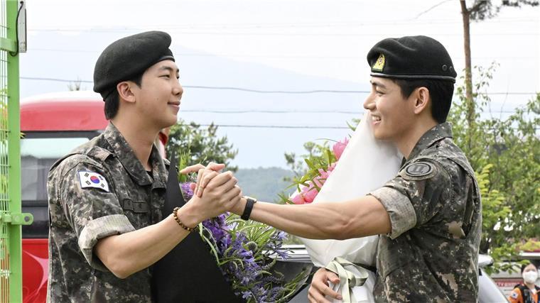 BTS-Sänger RM und V beenden Militärdienst Die Sänger RM (l) und V der südkoreanischen Band BTS sind nach 18 Monaten aus dem Militärdienst entlassen worden.