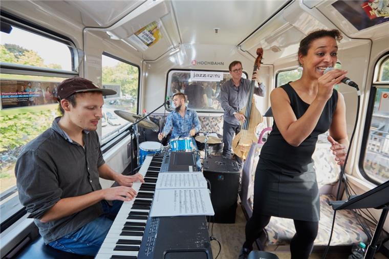 Jazztrain rollt durch Hamburg Die Sängerin Beatrice Asare-Lartey tritt mit ihrer Band (Noah Rott am E-Piano, Nathan Ott am Schlagzeug und Axel Burkhardt am Bass) während ihres Jazztrain-Konzerts in einer U-Bahn in Hamburg auf.