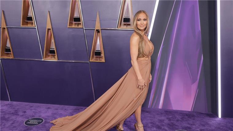 Viele Trophäen für Billie Eilish Die Sängerin Jennifer Lopez war die Gastgeberin der American Music Awards.