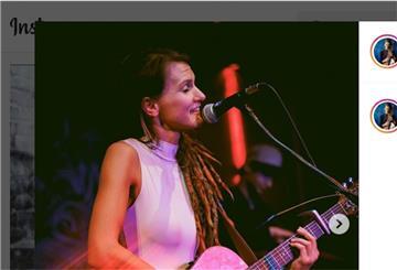 Ronja Maltzahn trägt Dreadlocks