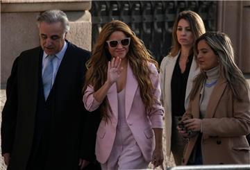 Die Sängerin Shakira (M) kommt am Gerichtin Barcelona an. Die 46-Jährige bekam eine dreijährige Haftstrafe aufgebrummt, die sie aber als nicht vorbestrafte Person nicht antreten muss.