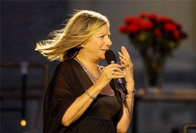 Barbra Streisand wird als Frau mit Vorbild-Charakter geehrt US singer and actor Barbra Streisand performs during a concert in front of Schloss Schoenbrunn, Vienna, Austria, 22 June 2007.