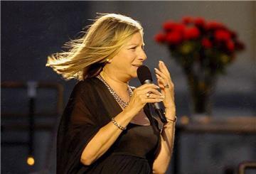 US singer and actor Barbra Streisand performs during a concert in front of Schloss Schoenbrunn, Vienna, Austria, 22 June 2007. 