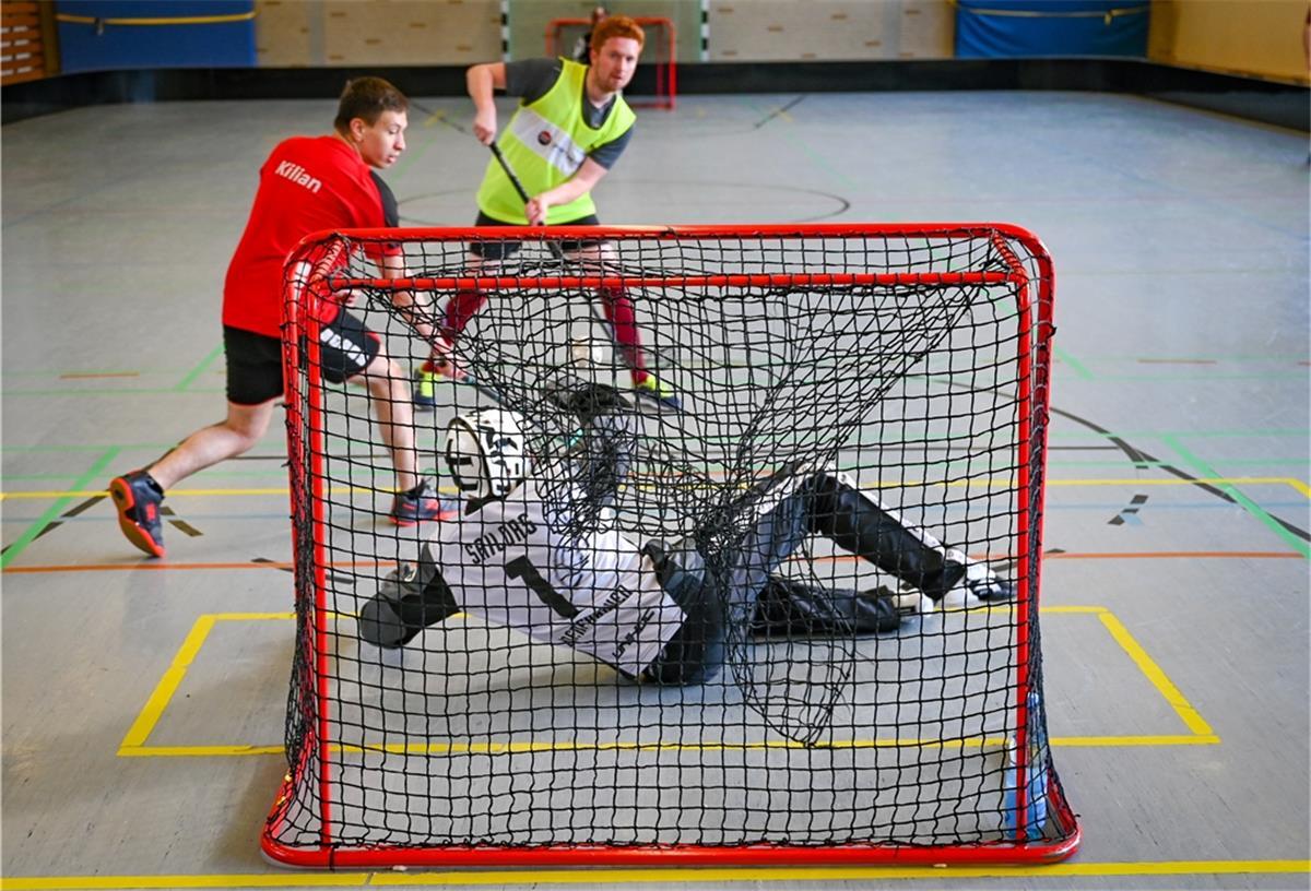 Floorballern in Bremerhaven fehlt eine Halle Die Sailors Bremerhaven engagieren sich seit 2018 für Floorball. Beim Training in der der Fritz-Reuter-Schule trifft Mika Böning gegen Torwart Niklas Theiler.