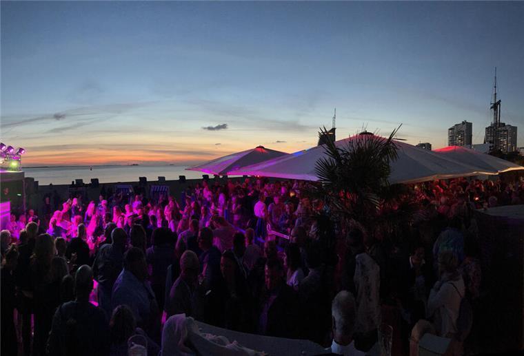 Urgestein der Gastronomie - Gastroteam Venhofen Menschen auf Open-Air-Party an der Weser vor Bremerhavens Skyline