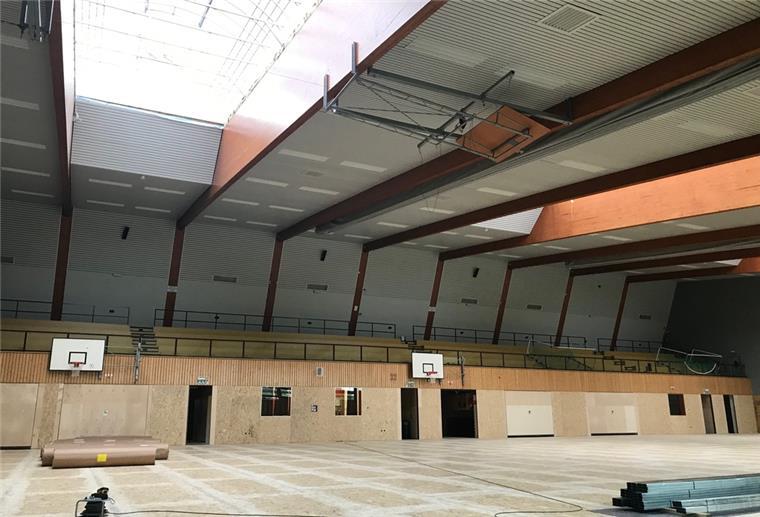 Großsporthalle Rodenkirchen: Bauzeitenplan läuft nicht ideal Die Sanierung der Großsporthalle Rodenkirchen läuft nicht rund. Probleme sind beim Bauzeitenplan eingetreten, weil Gewerke parallel vergeben wurden. Die Schäden in der Unterkonstruktion des neuen Schwingbodens sind inzwischen behoben.