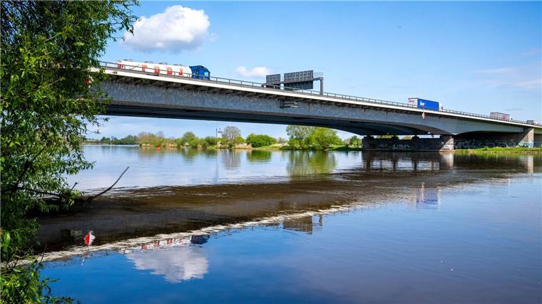 Die Sanierung der Weserbrücke im Verlauf der A1 führt zu starken Verkehrsbehinderungen. (Archivbild)