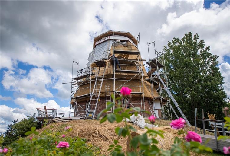 Neues Reetdach für die Beerster Mühle Die Sanierung der Windmühle in Bad Bederkesa schreitet voran. Neben der Erneuerung des Reetdaches werden auch die Flügel, die Haube und das Mahlwerk in Stand gesetzt. Für die Runderneuerung stehen 283 000 Euro zur Verfügung.