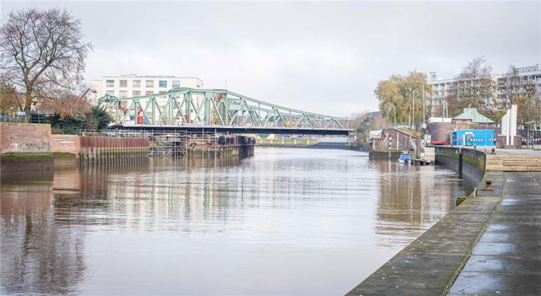 Bremerhaven: Freigabe für Alte Geestebrücke in Sicht Die Sanierungsarbeiten an der Alten Geestebrücke in Bremerhaven sind fast abgeschlossen. Am Donnerstag wurde die Brücke erstmalig wieder gedreht.