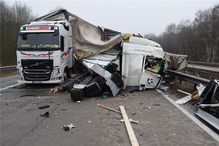 Die Sattelzüge wurde auf der A1 komplett zerstört.