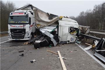 Die Sattelzüge wurde auf der A1 komplett zerstört.
