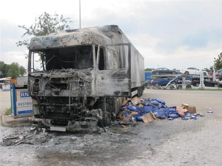 Riesen-Schaden: Lkw brennt auf Rastplatz an der A1 bei Sittensen aus Die Sattelzugmaschine ist bei dem Feuer auf dem Rastplatz an der A 1 bei Sittensen komplett ausgebrannt.