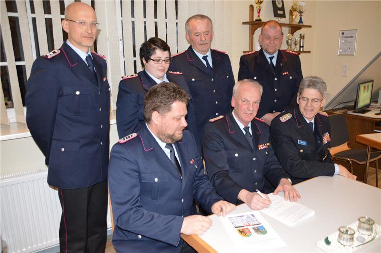 Wremer Feuerwehr hat jetzt einen Förderverein Die Satzung des Fördervereins wird von den sieben Gründungsmitgliedern unterschrieben (vordere Reihe von links): Markus Heimbüchel, Volker Hachmann, Hans Graulich; hintere Reihe von links: Erwin Scherfer, Laura Scheper, Hanke Pakusch und Torsten Timmler.