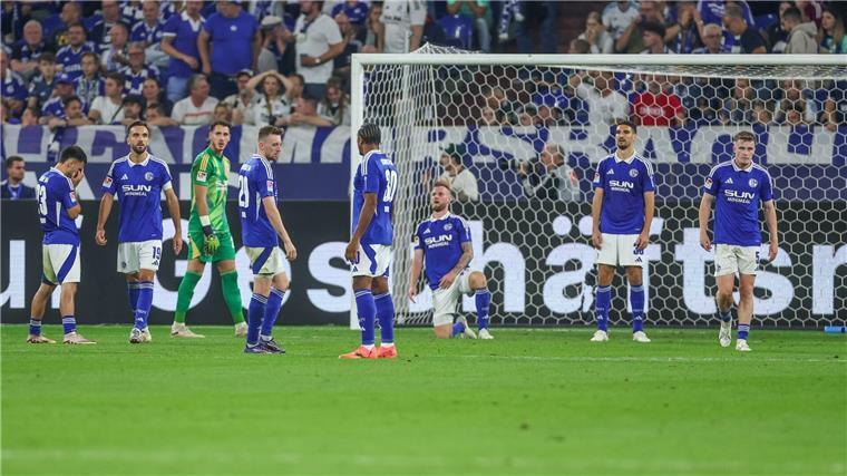 Trainer weg, Sportdirektor weg: Schalke in der Dauerkrise Die Schalker Mannschaft steckt tief in der Krise.