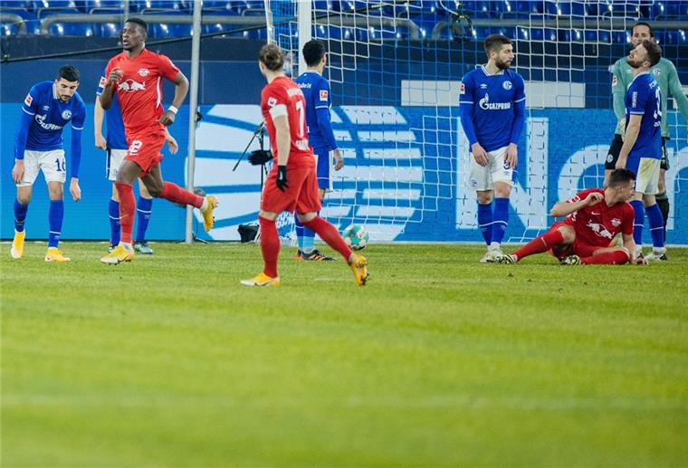 Die Schalker Spieler sind enttäuscht, die Leipziger jubeln: Nordi Mukiele (2. von rechts) hat das Tor zum 1:0 geschossen.