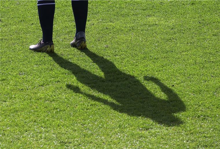 Gewalt auf Fußballplätzen nimmt zu Ein Spieler auf einem Fußballfeld.