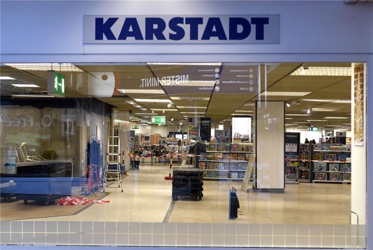 Die Schaufenster von Karstadt sind leer, ganze Abteilungen im Obergeschoss wurden geräumt.  