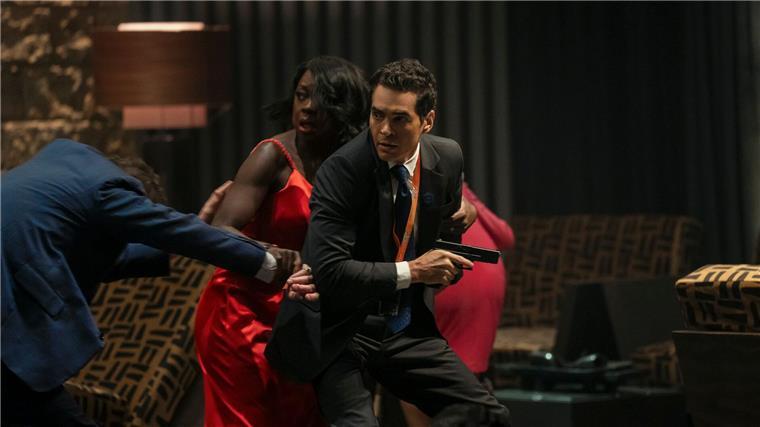 Die Schauspieler Douglas Hodge, Viola Davis und Ramón Rodríguez (von links nach rechts) in einer Filmszene des Action-Thrillers „G20“, der nun bei Prime Video zu sehen ist.