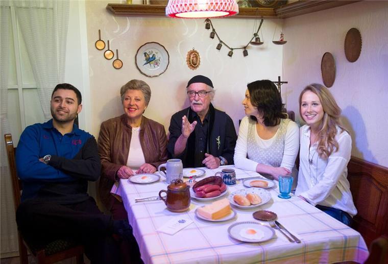 Vor fünf Jahren endete die „Lindenstraße“ Die Schauspieler Hüseyin Ekici (Orkan Kortuglu), Marie-Luise Marjan (Helga Beimer), der Produzent der Fernsehserie „Lindenstraße“, Hans W. Geißendörfer, und die Schauspielerinnen Daniela Bette (Angelina Buchstab) und Clara Dolny (Josi Stadler) sitzen in Speyer im Museum Wilhelmsbau am Technik Museum in der Originalkulisse der Wohnküche der „Lindenstraße“-Hausmeisterin Else Kling.