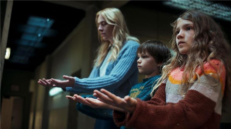 Der Keller im Kopf: Die finstere Netflix-Serie „Liebes Kind“ Die Schauspieler Kim Riedle als Lena (l-r), Naila Schuberth als Hannah und Sammy Schrein als Jonathan in einer Szene aus „Liebes Kind“.