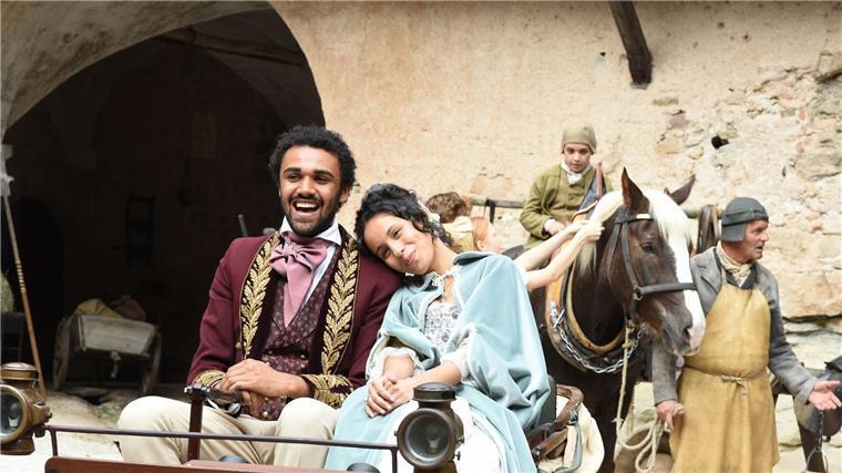 Diversity-Märchen: „Die verkaufte Prinzessin“ Die Schauspieler Kristin Alia Hunold (Rolle Prinzessin Sophia) und Langston Uibel (Sophias Bruder Berthold) während einer Drehpause am Set.