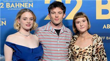 Die Schauspieler Luna Wedler und Jannis Niewöhner mit der Autorin Caroline Wahl (rechts) bei der Premiere des Films „22 Bahnen“ in Berlin am 24. August. (Archivbild)