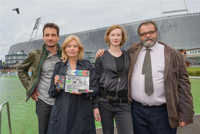 Die Schauspieler Oliver Mommsen (von links), Sabine Postel, Luise Wolfram und Matthias Brenner posieren bei den Dreharbeiten zum Bremer Tatort "Der hundertste Affe"