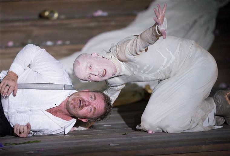 800 Mal der Tod eines Superreichen in Salzburg Die Schauspieler Peter Lohmeyer als Tod und Cornelius Obonya (links) als Jedermann bei einer Probe im Jahr 2016.