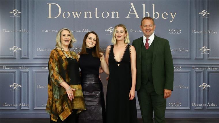 Dritter Film zur Serie „Downton Abbey“ geplant Die Schauspieler Phyllis Logan (l-r), Sophie McShera, Laura Carmichael und Hugh Bonneville bei einem Fototermin zum Kinostart des Films „Downton Abbey“.