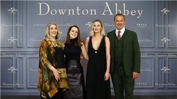 Die Schauspieler Phyllis Logan (l-r), Sophie McShera, Laura Carmichael und Hugh Bonneville bei einem Fototermin zum Kinostart des Films „Downton Abbey“.