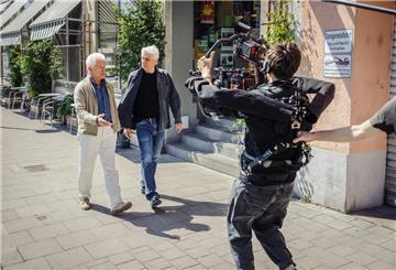 Die Schauspieler verabschieden sich gemeinsam, ihre Rollen gehen zusammen in Pension. 